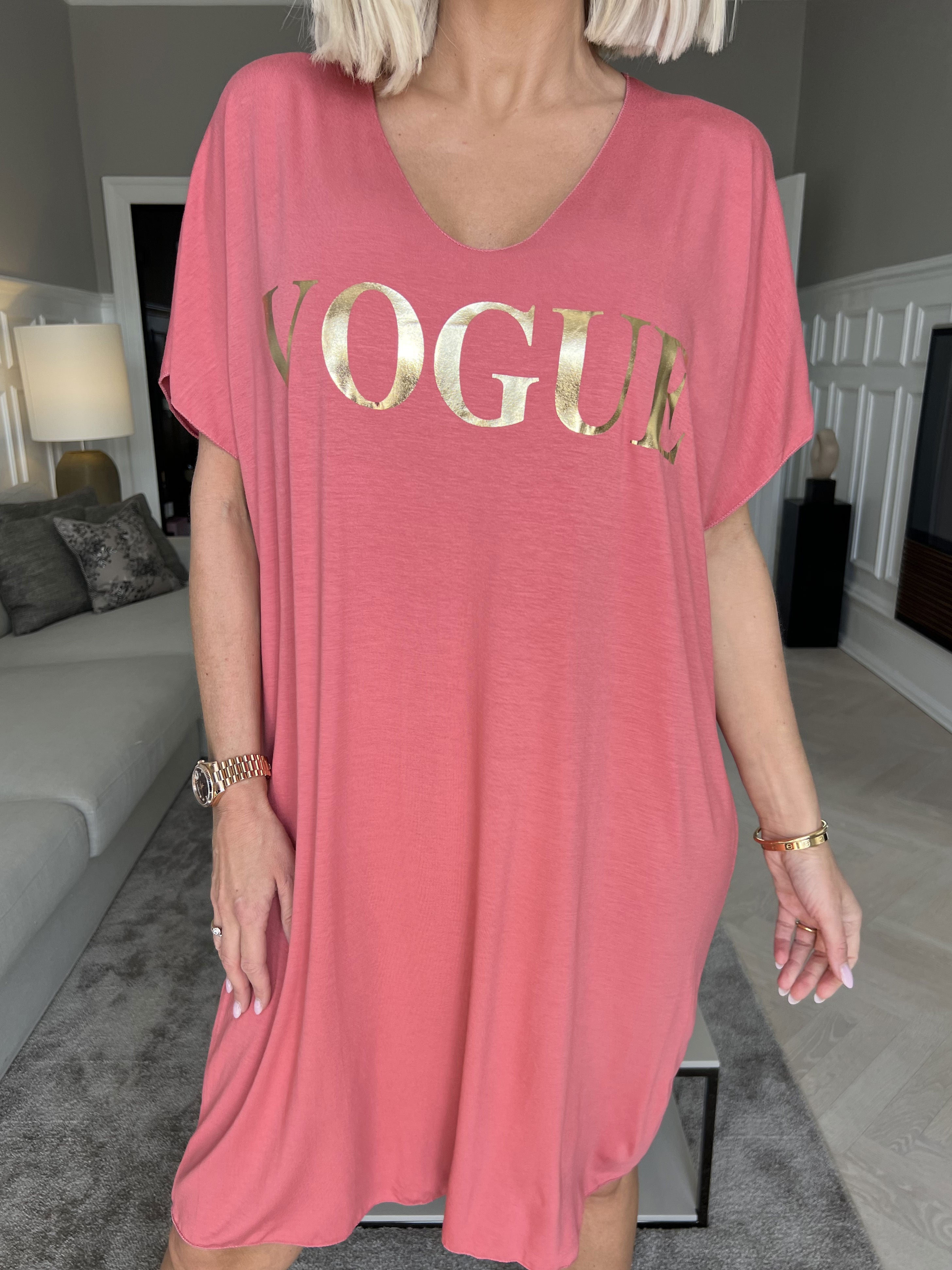 Vogue - Oversized t-shirt klänning i viskos med guldtryck